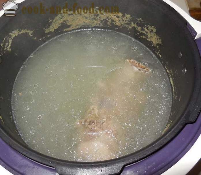 Juha iz kislega zelja v multivarka - kako kuhati kislo juho z jezika in oblečeni s česnom in slanino, korak za korakom recept s fotografijami.