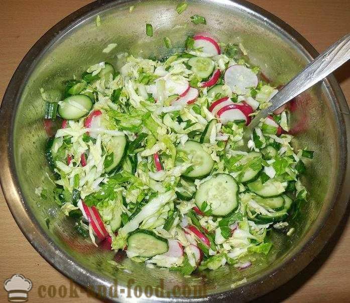 Preprosto in okusno spomladansko solato iz zelja, redkev in kumare brez majoneze - kako narediti spomladansko solato z korak za korakom receptov fotografije