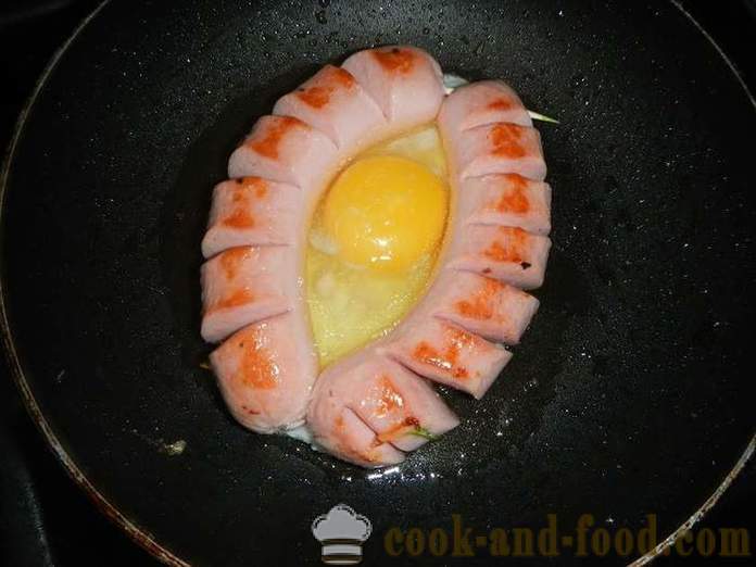Okusne in lepe jajca s klobaso v čolnu za zajtrk - kako kuhati pečena jajca pečena jajca v ponvi klobase - preprost korak za korakom receptov fotografije