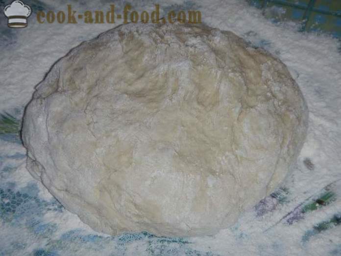 Kvas pecivo s češnjami v pečici - korak za korakom recept za kvašenega testa za pite s suhega kvasa (s fotografijami).