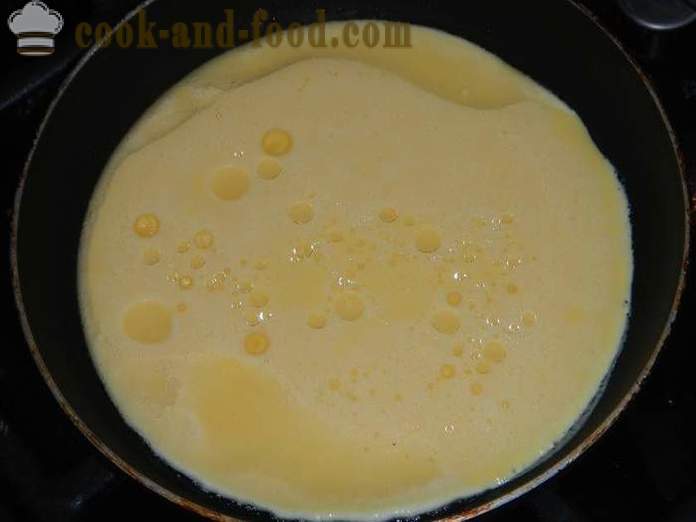 Delicious zraka omleta s kislo smetano v ponvi - kako kuhati umešana jajca s sirom, ki je recept korak za korakom s fotografijami.