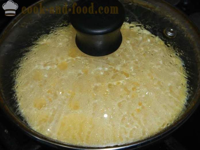 Delicious zraka omleta s kislo smetano v ponvi - kako kuhati umešana jajca s sirom, ki je recept korak za korakom s fotografijami.