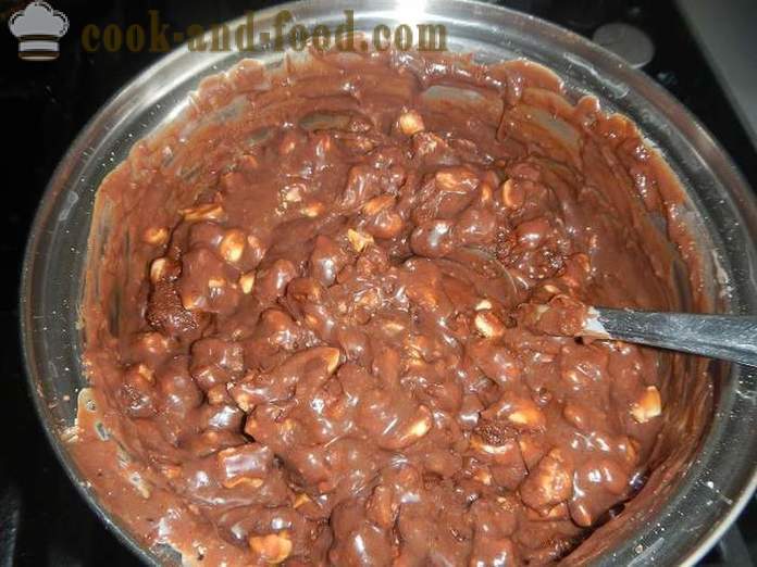 Domače čokoladne klobase piškoti z kondenziranega mleka in oreščkov, jajc brez - korak za korakom recept za čokoladne salame, s fotografijami.