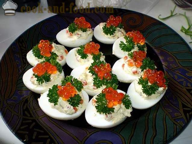 Polnjene jajca s sirom in česnom - hladne jedi, recept s fotografijo